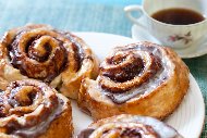        (glazed Christmas cinnamon rolls) 